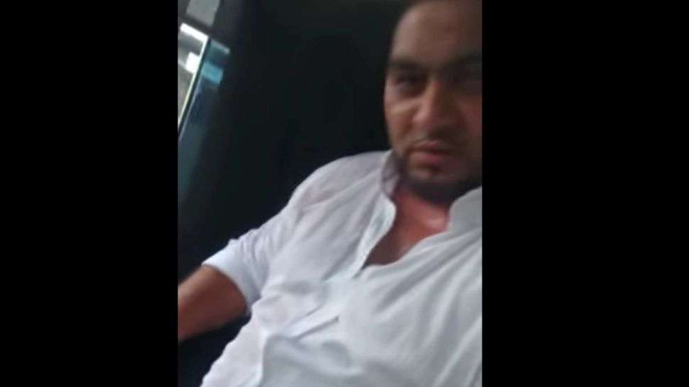 Șofer STB, plouat la volan în timp ce transporta oameni. VIDEO care arată starea jalnică a transportului în comun bucureștean