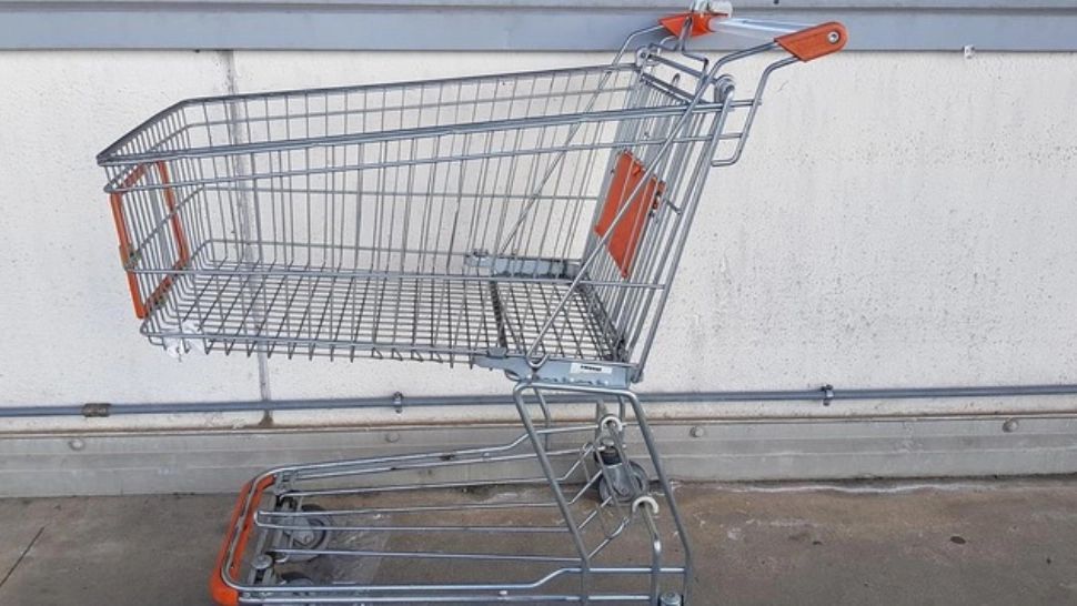 Tată și fiu, bătuți cu sălbăticie, într-un supermarket din București, sub privirile paznicilor. Reacția conducerii magazinului după incident - VIDEO ȘOCANT