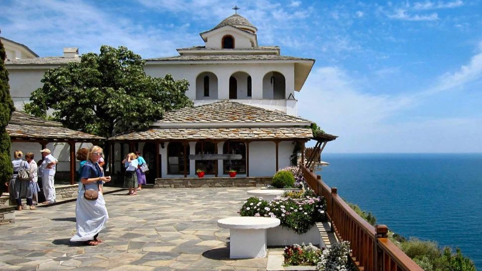 Turiști români, furați în Grecia chiar în parcarea mănăstirii. Cum au acționat hoții