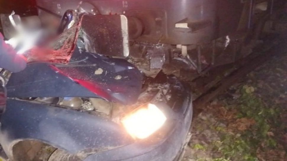 Accident grav la Câmpulung - Un tren a lovit din plin un autoturism - Cei doi bărbați care se aflau în mașină au supraviețuit - Care e starea lor