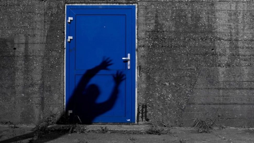 Metoda de furt care face mii de victime: dacă ai găsit așa ceva pe clanță, sună urgent la Poliție! Semnul că ești în mare pericol