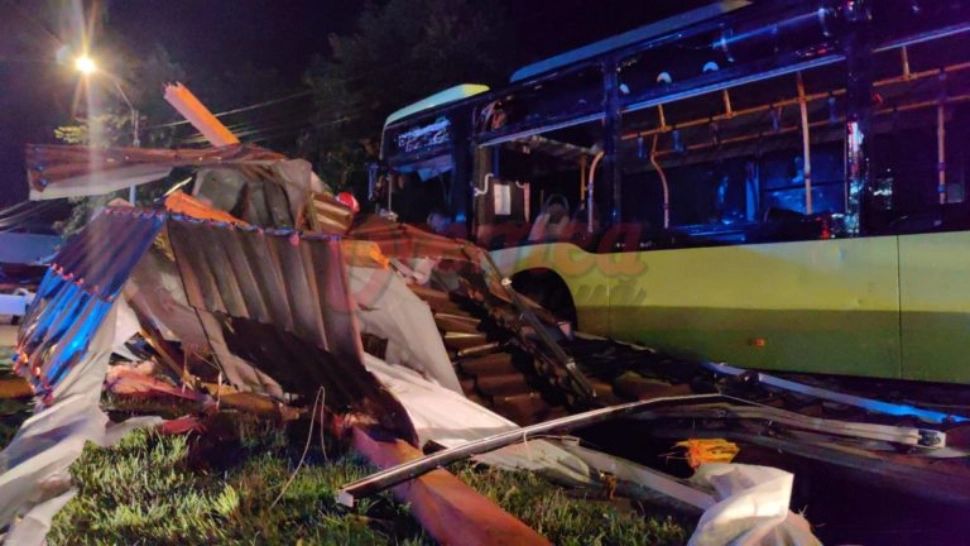 Acoperișul unui restaurant din Vaslui a fost luat de vânt și a fisurat rezervorul unei benzinării. O altă bucată a căzut peste un autobuz cu călători - FOTO