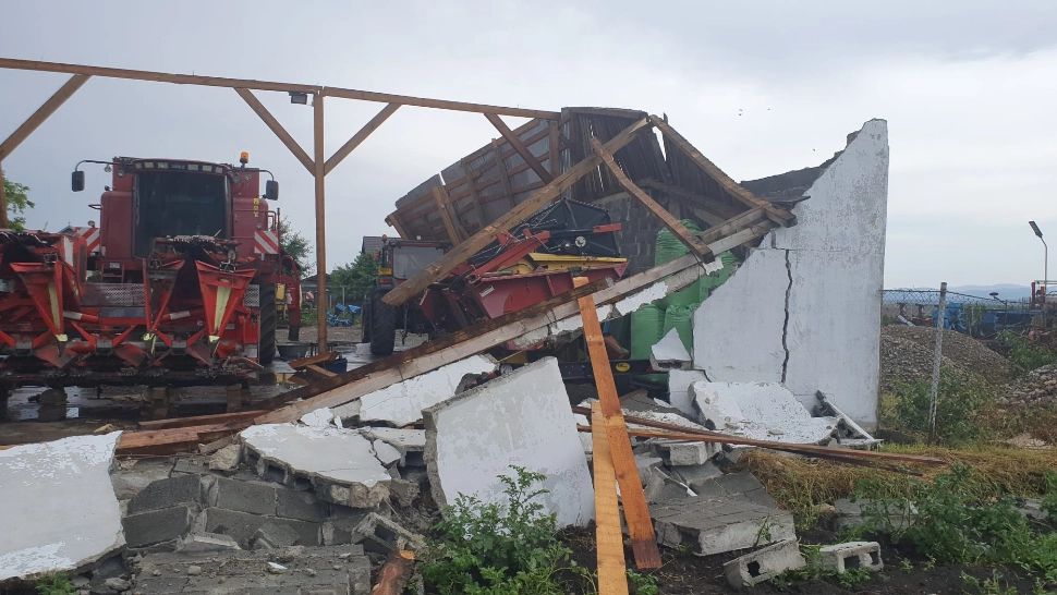 Vremea face ravagii în România - Furtunile au distrus mai multe case, un pod a fost pus la pământ, în timp ce sudul țării a ars la peste 40 de grade Celsius