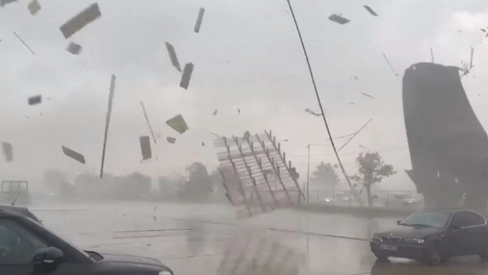 Vremea s-a dezlănțuit din nou și a făcut prăpăd în mai multe regiuni de țară - Imagini apocaliptice - VIDEO