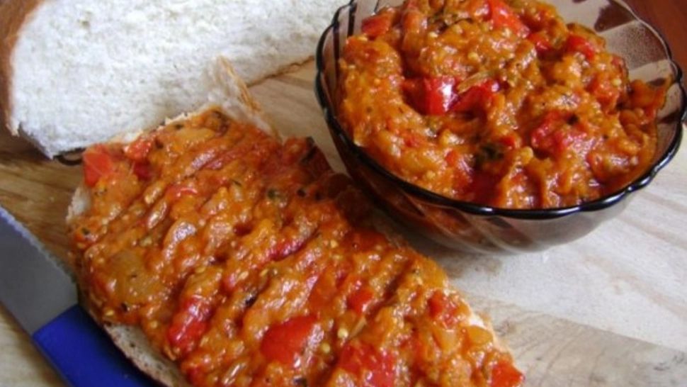 Pericolul din zacuscă despre care nu vorbește nimeni - Cum ne poate afecta sănătatea