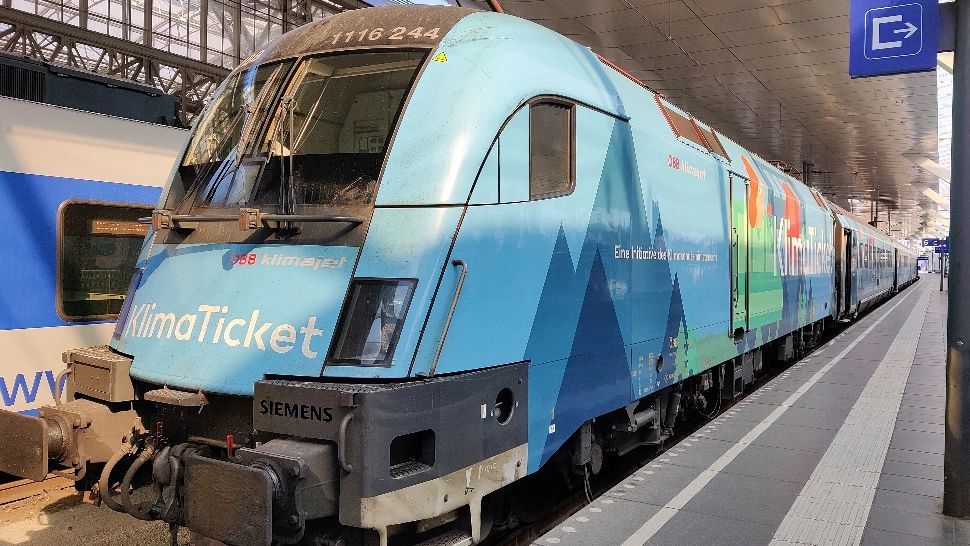 Revoltă uriașă în țara care oferă transport gratuit timp de un an în schimbul unui simplu TATUAJ - De ce sunt austriecii vehemenți