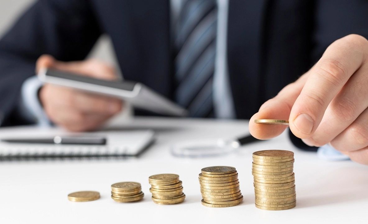 Rate mai mari, de la 1 octombrie. Sute de mii de români, loviți în plin de majorarea IRCC