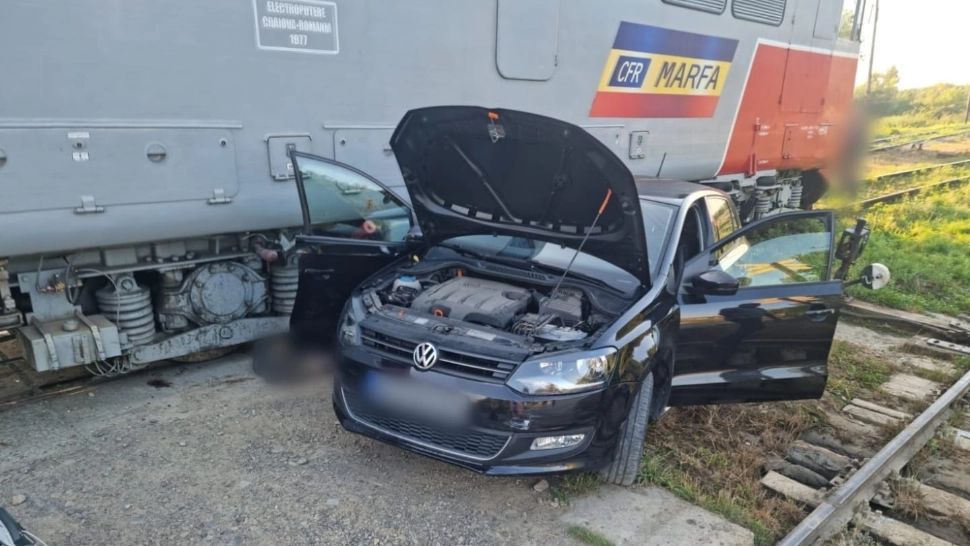 Accident grav în Suceava - Autoturism lovit de tren - O femeie a fost scoasă de sub locomotivă