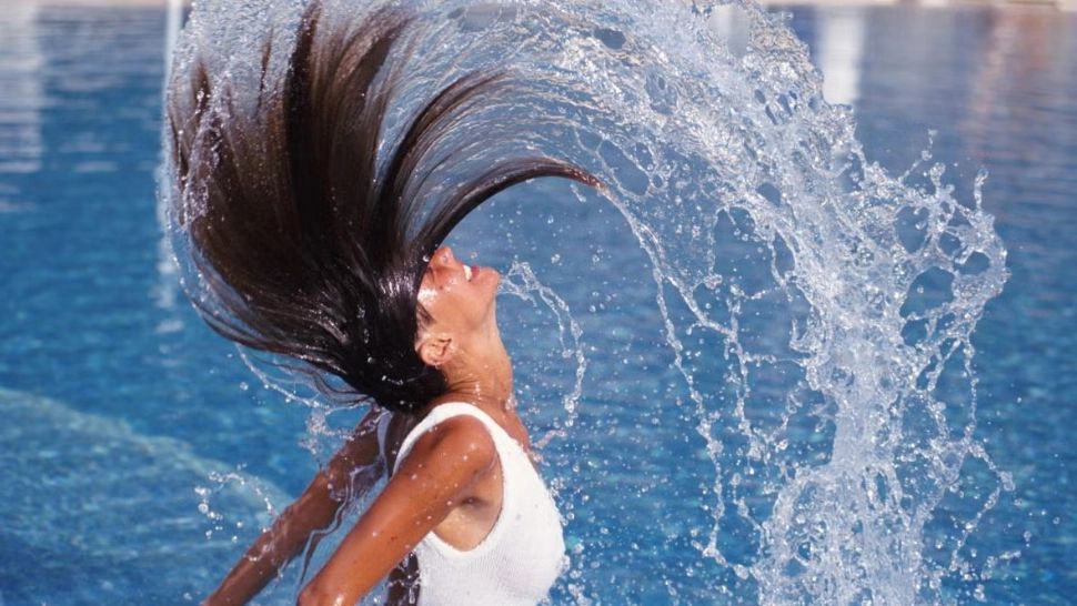 Ce este bine să faci când ai părul ud - 6 obiceiuri care îl deteriorează rapid, mai ales vara