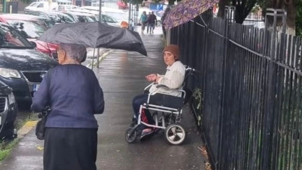 Cerșetoare în scaun cu rotile, „vindecată” brusc de polițiști. VIDEO cu scenele hilare filmate în Tecuci