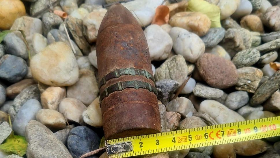 Alertă în Giurgiu: Un bărbat a găsit un proiectil exploziv în podul casei, în timp ce decoperta acoperișul