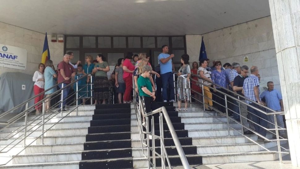 Proteste ale angajaţilor din direcţiile financiare din mai multe judeţe. Trezoreriile sunt închise, nu se fac plăți