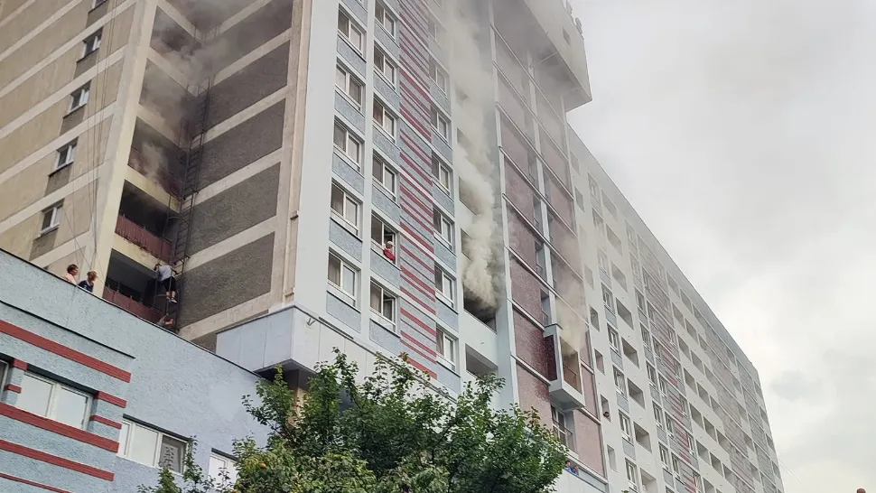 Incendiu violent, la Hotel Mureș, din Băile Felix. Două camere, mistuite de flăcări. Turiștii s-au autoevacuat pe scara de urgență. Planul roșu, activat: 14 victime - VIDEO