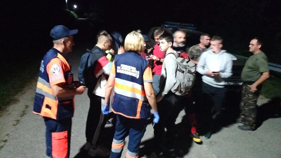 Misiune de salvare contracronometru: 4 ucraineni care au trecut ilegal frontiera, salvați de pe munte - VIDEO