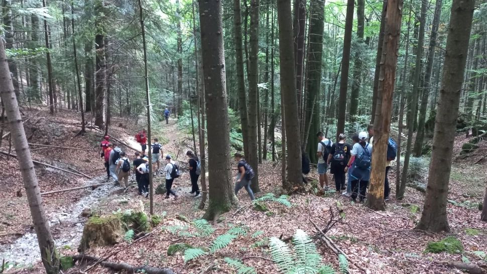 Grup de copii, rătăcit pe munte, cu tot cu ghid! Intervenție de urgență a salvamontiștilor pentru recuperarea lor - FOTO