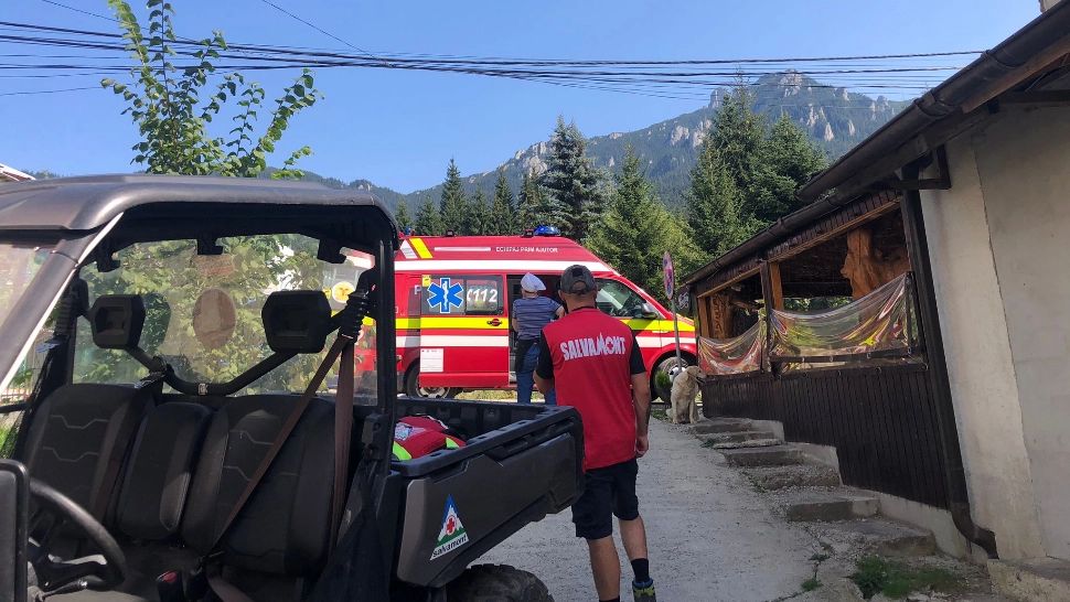 Salvamontiştii intervin pentru acordarea primului ajutor unei persoane care leşinat în Staţiunea Durău - Luptă contracronometru pentru viață