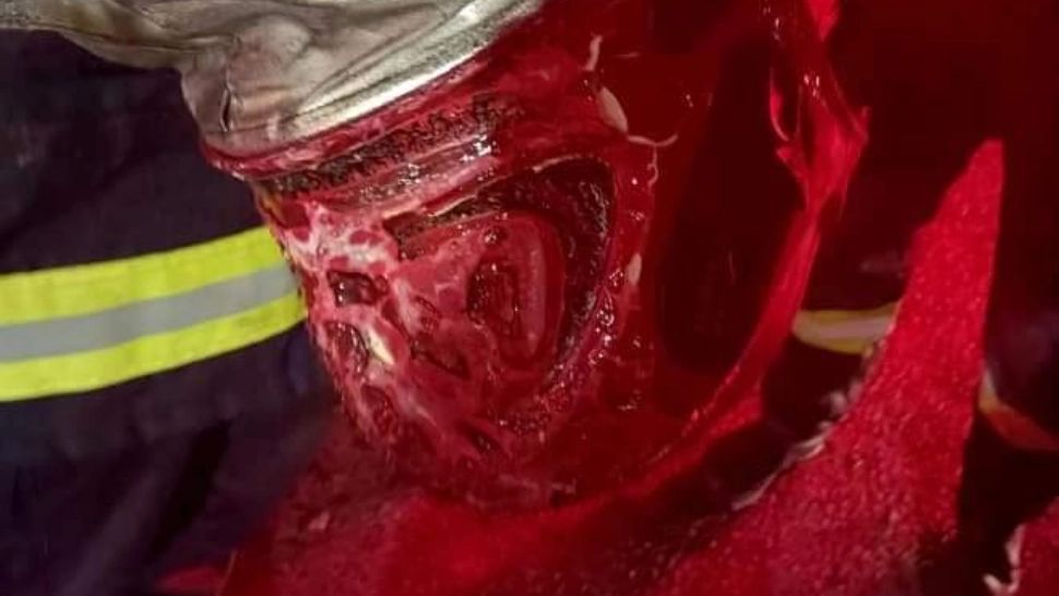 Echipamentele pompierilor care au acționat la Crevedia, investigate de ISU, după imaginile apărute online cu căști topite - Fotografii șocante