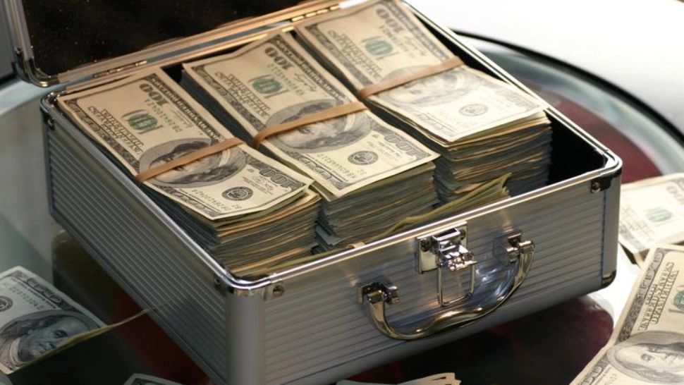 Cum a donat o femeie din SUA 400.000 de dolari unor infractori din România, timp de un deceniu - Incredibil cum acționa escrocul după gratii