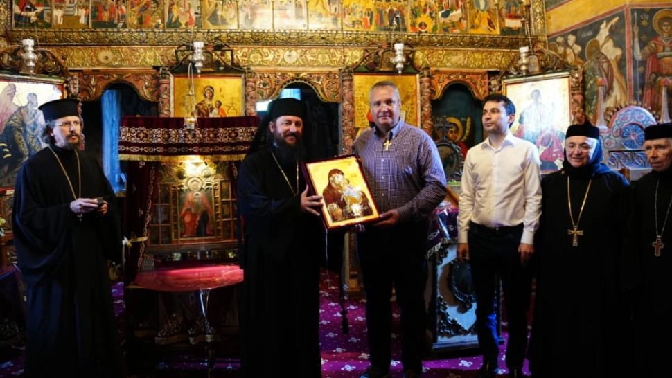 Nicolae Ciucă, decorat cu ordinul eparhial „Crucea Bucovinei” la mănăstirea Voroneț