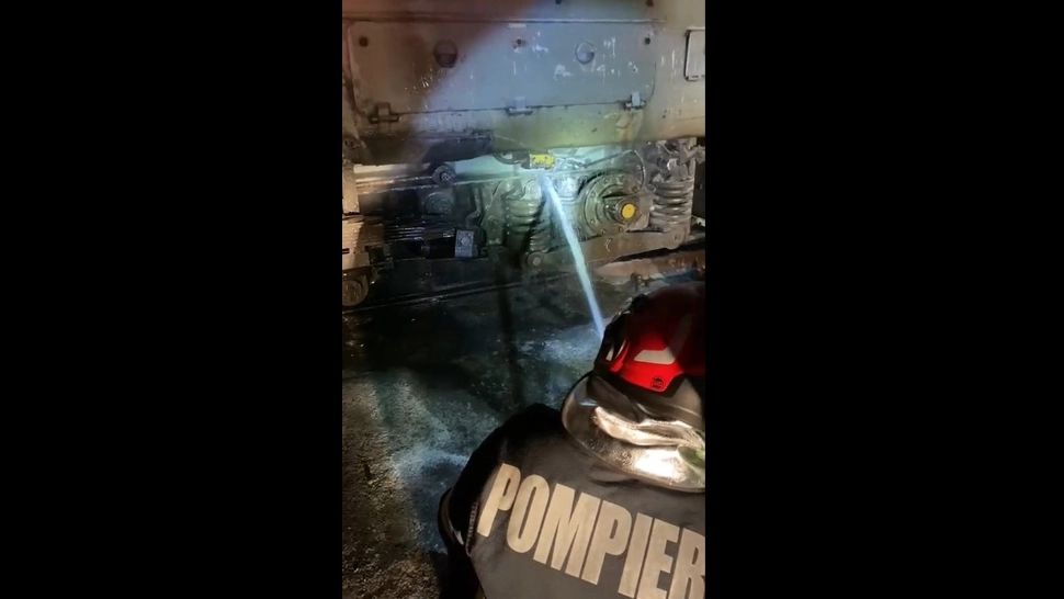 Locomotiva unui tren personal a luat foc! 20 de pasageri afectați, pompierii au intervenit cu două autospeciale  