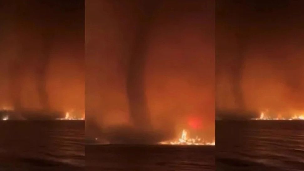 Fenomen extrem de rar și periculos pe caniculă: Cum arată TORNADA de FOC - Imagini spectaculoase