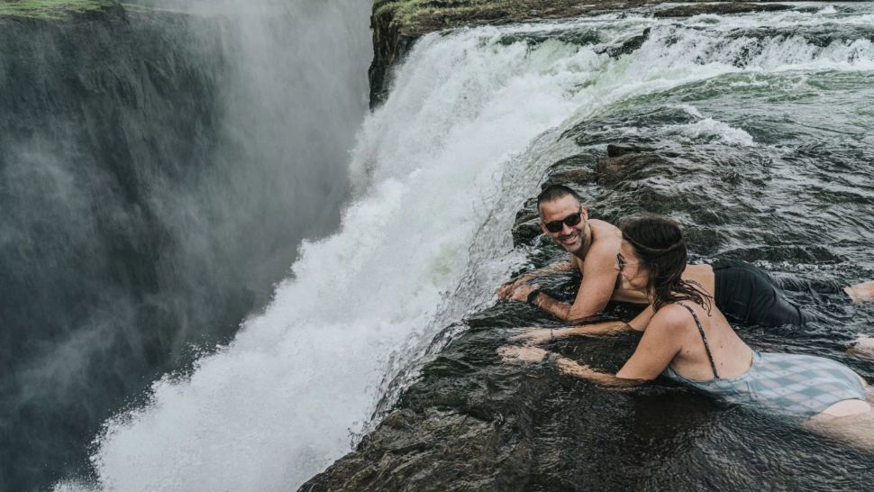 Piscina Diavolului, locul unde numai turiștii temerari se încumetă să facă o baie. Este situată exact pe marginea cascadei Victoria