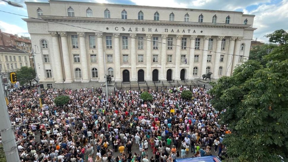 Proteste în Bulgaria pentru a opri violența contra femeilor - Furie după ce un bărbat a scăpat de arest: A tăiat de 100 de ori o fată de 18 ani