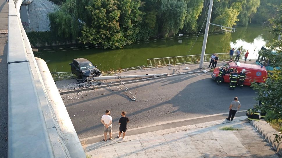 Accident grav, pe Bd. Bucureștii Noi, din Capitală: o mașină a intrat într-un stâlp de iluminat. Linia 97, blocată - FOTO