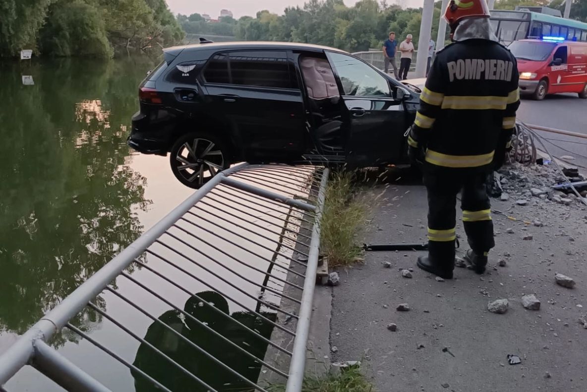 Un copil de 13 ani a furat mașina familiei și a provocat un accident în București - În autoturism se mai afla încă un minor