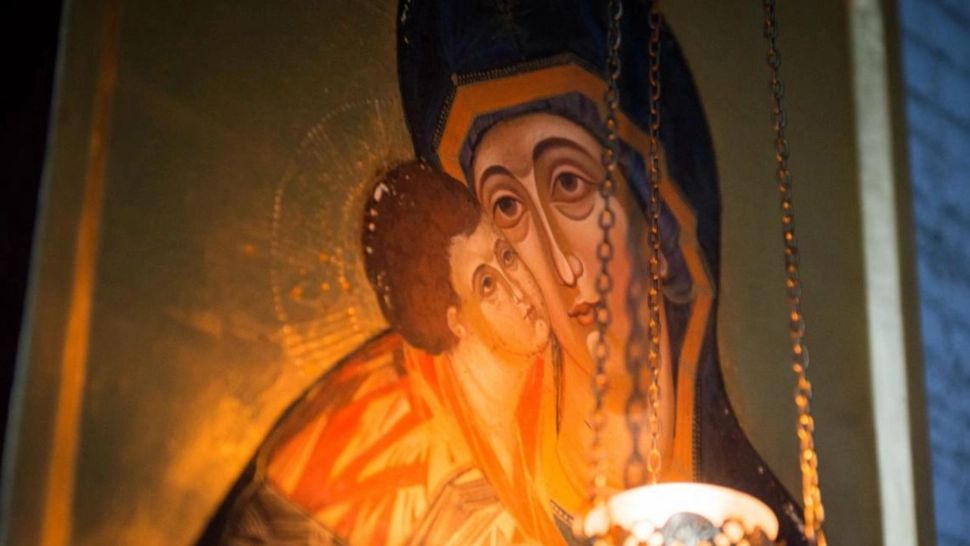 Rugăciunea scurtă către Fecioara Maria! Are doar 16 cuvinte, dar face minuni dacă e spusă corect