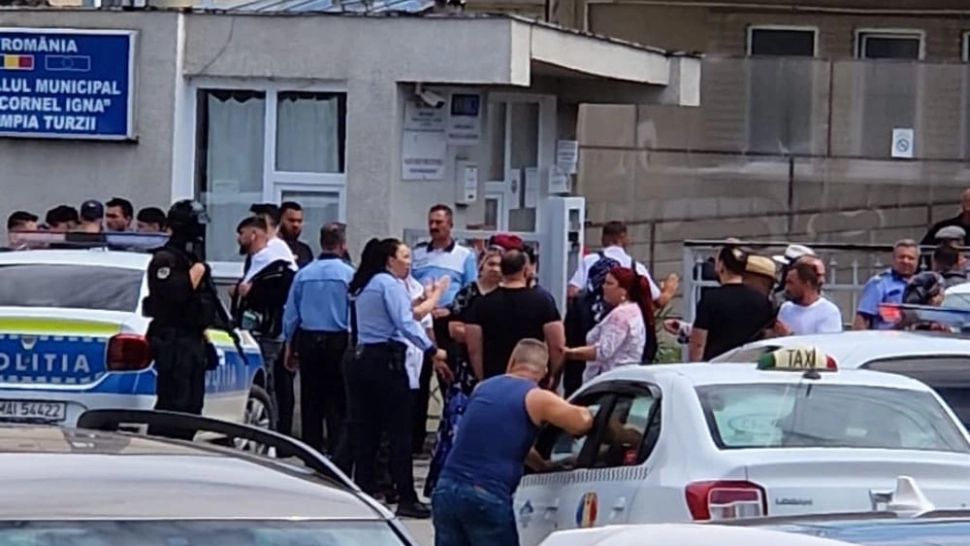 Conflict între clanuri de romi, la spitalul din Câmpia Turzii. 3 dube de mascați și 5 mașini cu polițiști, trimise la intervenție - VIDEO