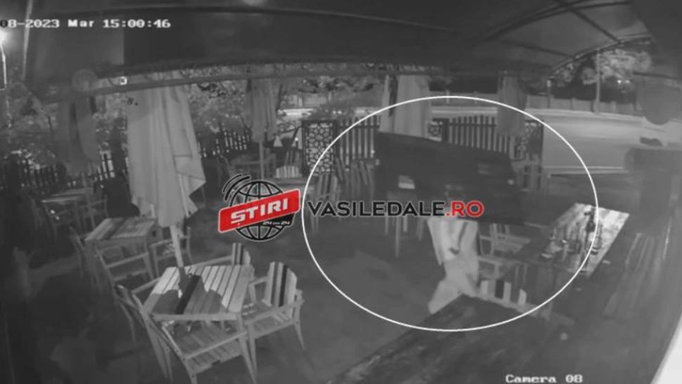 Hoț amator. Tânăr, surprins de camere în timp ce fura un televizor de pe terasa unui restaurant din Baia Mare  - Poliția e pe urmele sale