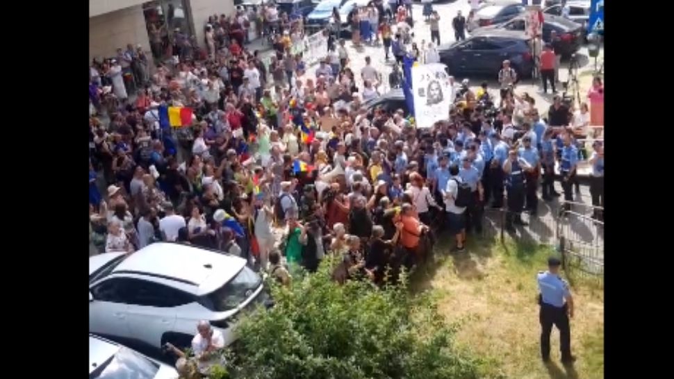 Ciocniri violente între protestatari și jandarmi, la mitingul AUR de la Ministerul Sănătății! Mai mulți jurnaliști, agresați de manifestanți - IMAGINI EXTREME