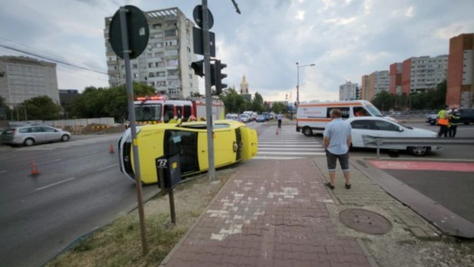 Taxi răsturnat, după un accident violent la Iași! Pasagerii, mamă și fiu, au fost răniți - VIDEO