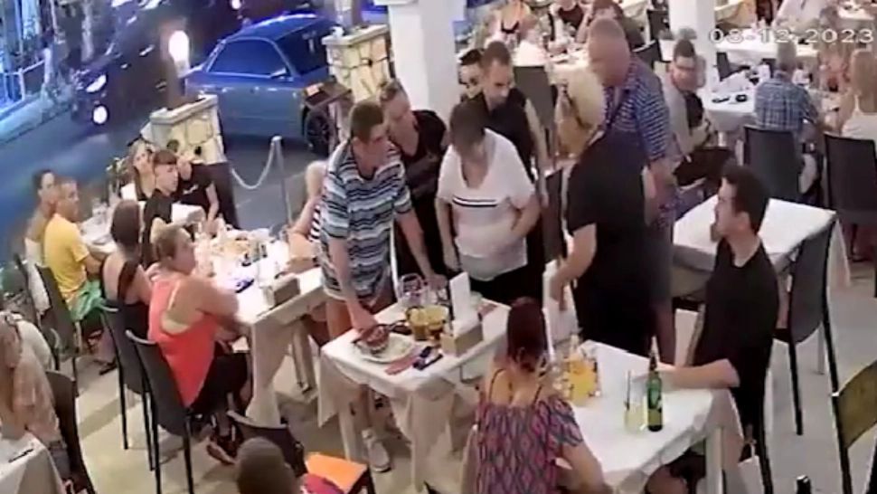 Femeie salvată de chelner, după ce s-a înecat cu mâncare. Momente de panică la restaurant - VIDEO