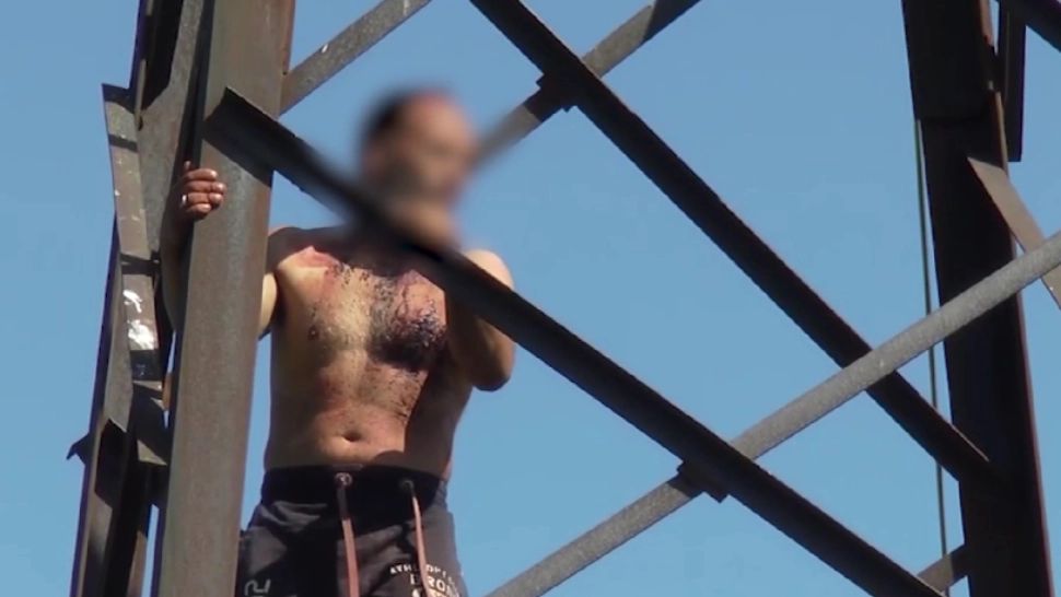 Bărbatul părăsit de iubită, convins să coboare de pe stâlp după 60 de ore! Acesta amenința că își pune capăt zilelor
