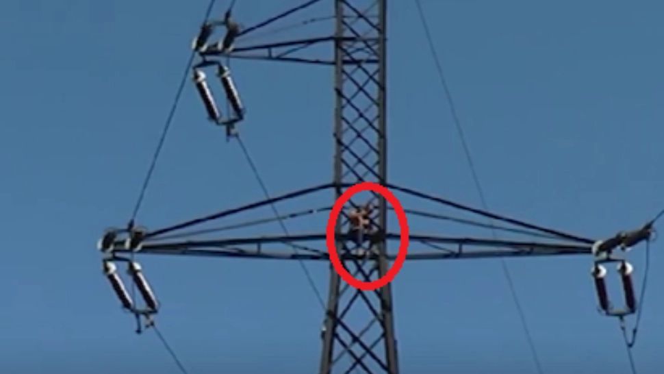 Un tânăr părăsit de iubită amenință că își pune capăt zilelor! Bărbatul stă pe un stâlp de electricitate de 36 de ore