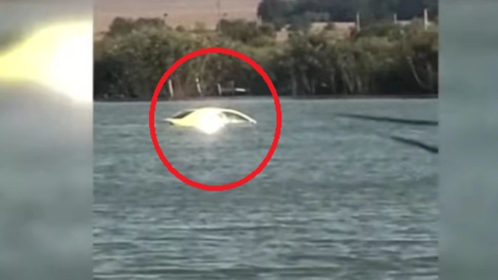 O mașină a ajuns în lacul Corbu după ce proprietarul a uitat să tragă frâna de mână! Imagini incredibile - VIDEO