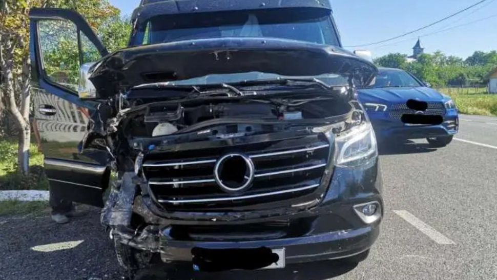 Accident produs de șoferul unui microbuz transport persoane, pe E85. Două persoane au ajuns la spital
