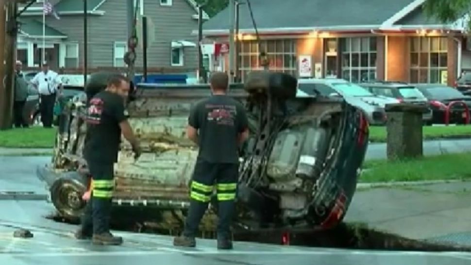 Mașina în care se aflau doi soți, ”înghițită” de o groapă uriașă, apărută din senin în asfalt. Momente de panică pe o șosea din SUA