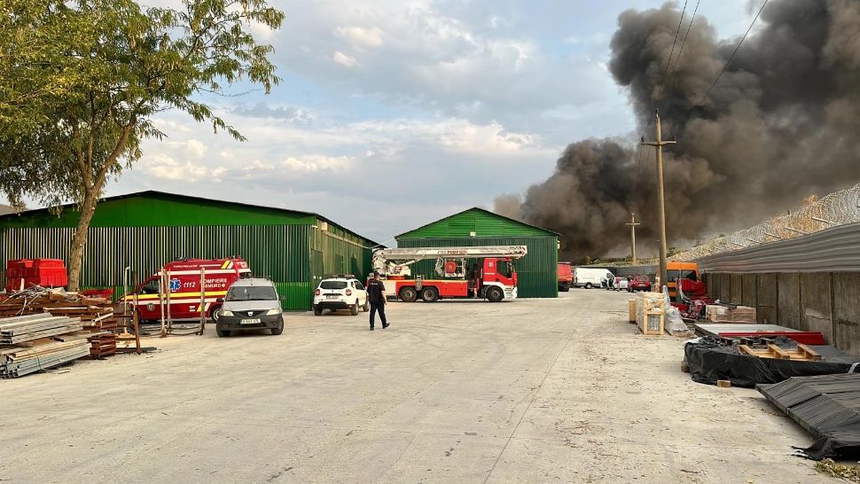 Incendiu major în zona Glina. Coloana de fum uriașă, a fost emis Ro-Alert - FOTO
