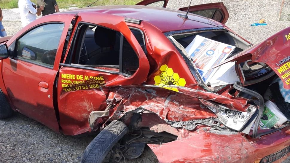 Accident extrem de violent în județul Vaslui! 5 persoane au ajuns la spital - O mașină s-a transformat în armonică - FOTO