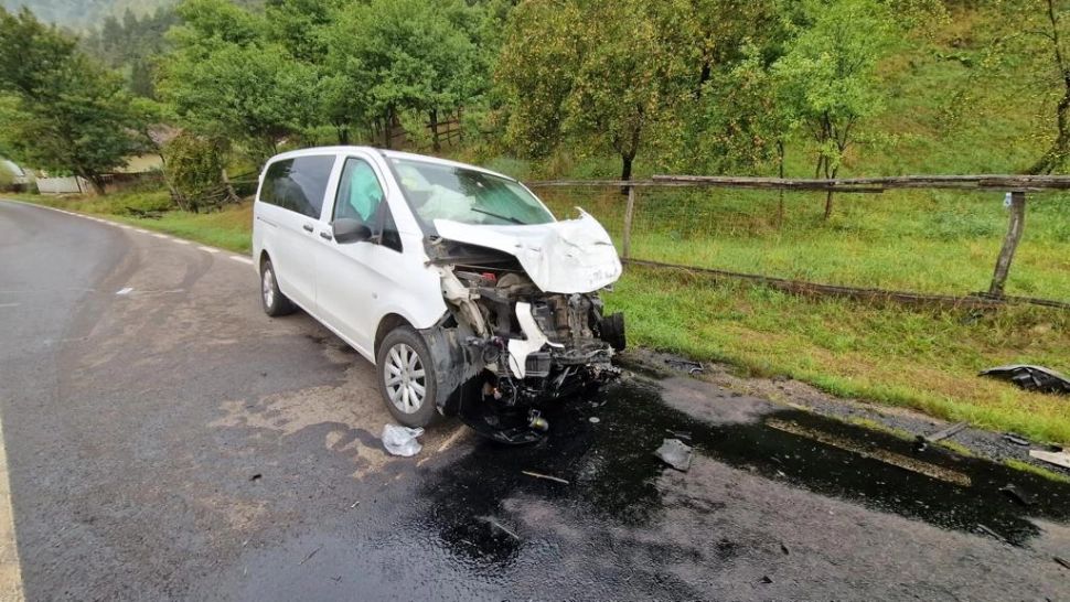Microbuz cu 7 copii, implicat într-un grav accident de circulație în județul Bacău - FOTO