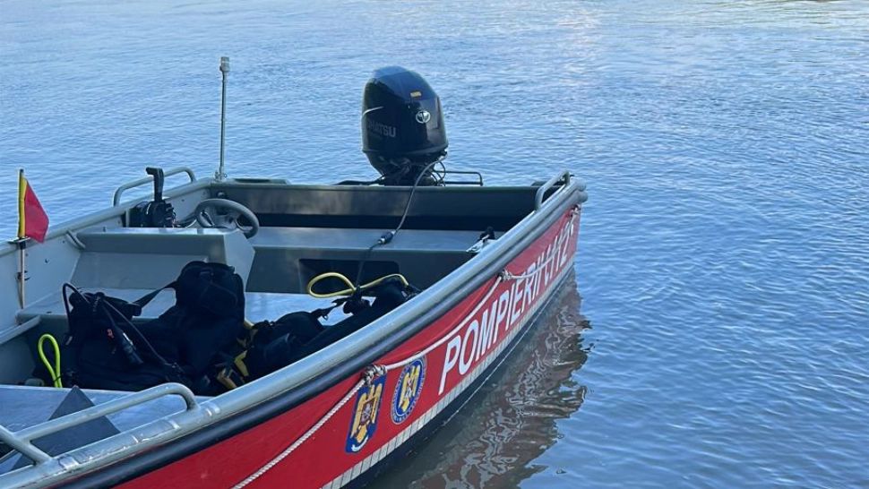 Pescar căzut în Dunăre, căutat cu șalupele și cu scafandrii 
