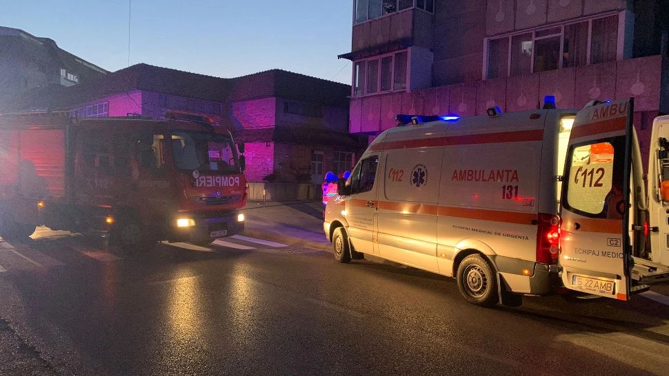 Explozie urmată de incendiu, la o pizzerie din Pașcani! Locatarii unui bloc întreg, evacuați - O persoană a fost rănită - FOTO