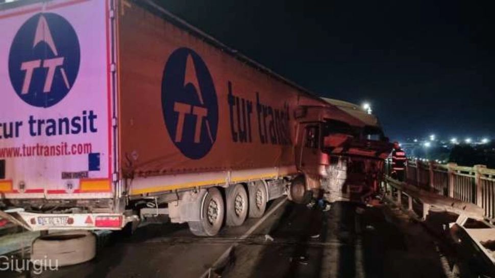 Accident pe Podul Prieteniei de la Giurgiu - Traficul a fost reluat pe o singură bandă după ce fusese blocat ore bune