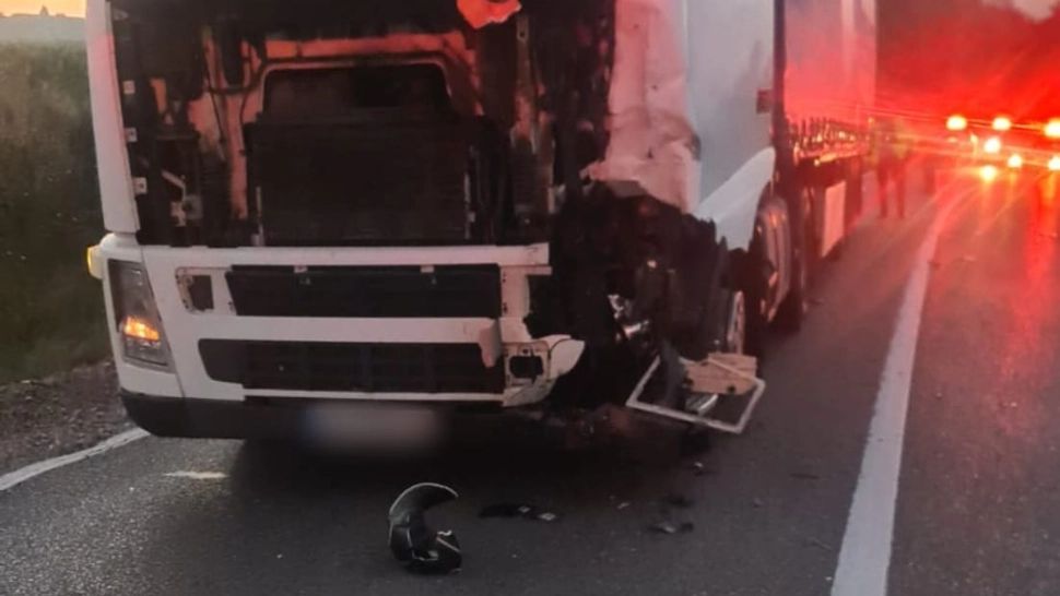 Accident grav - Doi bărbați ce se aflau pe o motocicletă au murit după ce s-au lovit de un autotren