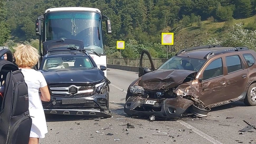 Trafic blocat complet pe Valea Oltului după un accident grav - 3 persoane au fost grav rănite