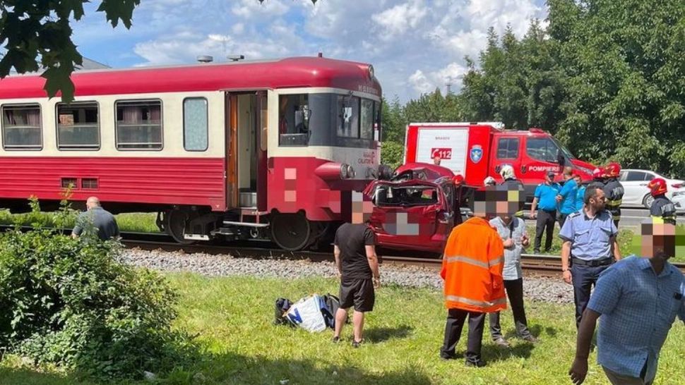 Accident grav - Mașină lovită de tren, la Brașov - Șase persoane rănite, dintre care doi copii