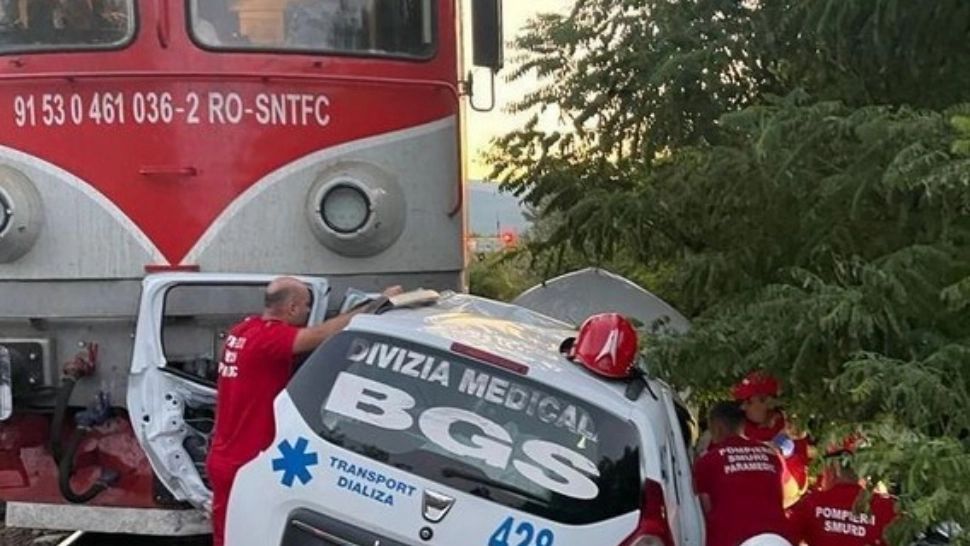 Accident feroviar în Gorj: un bărbat a murit după ce mașina i-a fost spulberată de tren